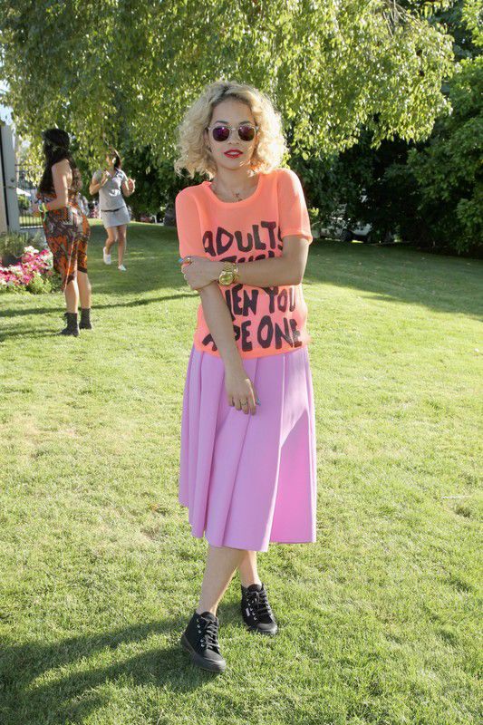 Gwiazdy prywatnie: Rita Ora w t-shircie Jeremy Scott i spódnicy J. W. Anderson na festiwalu Coachella, fot. East News