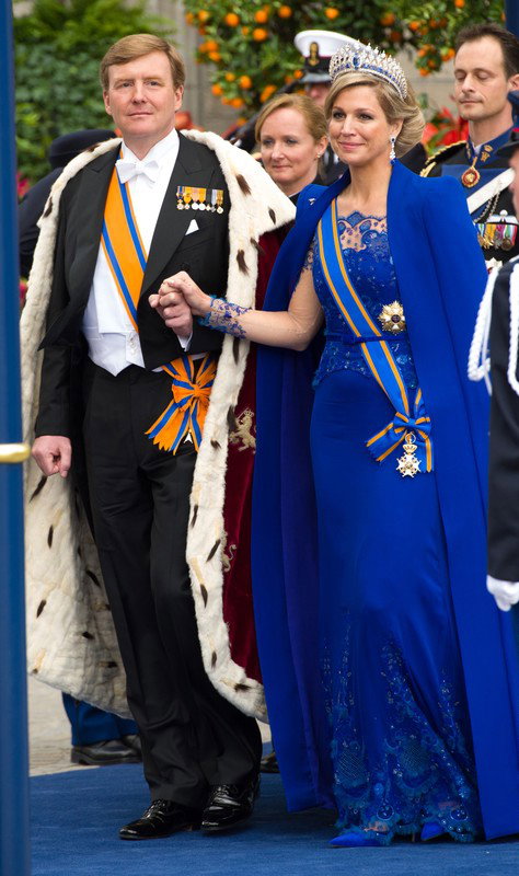 Król Niderlandów Wilhelm Aleksander i królowa Maxima (w sukni Jan Taminiau) na konoracji, fot. East News