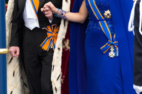Król Niderlandów Wilhelm Aleksander i królowa Maxima (w sukni Jan Taminiau) na konoracji, fot. East News