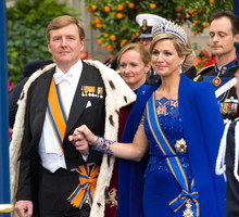 Król Niderlandów Wilhelm Aleksander i królowa Maxima (w sukni Jan Taminiau) na konoracji, fot. East News