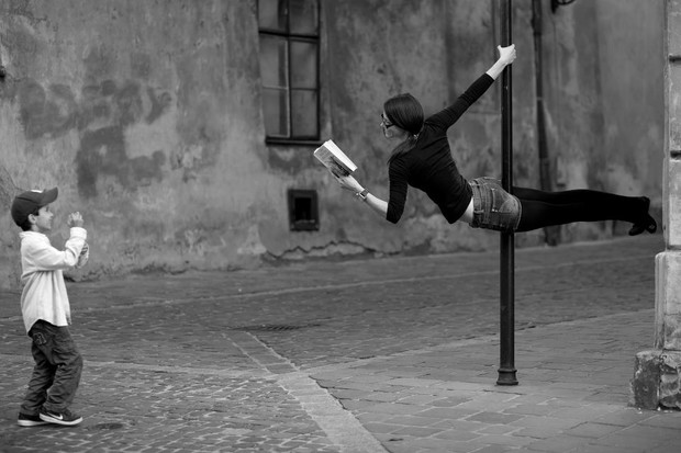 Street pole dance - uliczne akrobacje