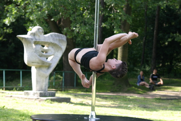 Street pole dance - uliczne akrobacje