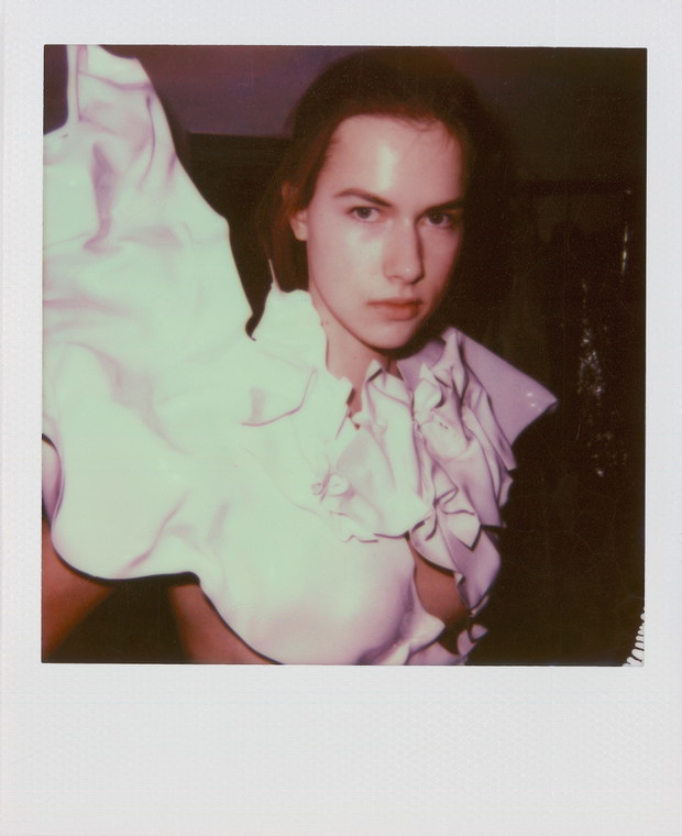 Ania Cybulska w wyjątkowym kołnierzu - white construction proj. Halina Mrożek Top Model 3, odcinek 10: polaroidy zza kulis sesji, fot. Spark*