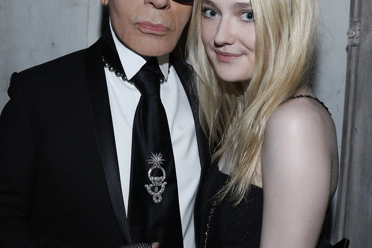 Gwiazdy na pokazie Chanel Cruise 2014 w Szanghaju: Karl Lagerfeld i Dakota Fanning, fot. serwis prasowy