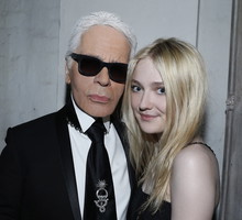 Gwiazdy na pokazie Chanel Cruise 2014 w Szanghaju: Karl Lagerfeld i Dakota Fanning, fot. serwis prasowy