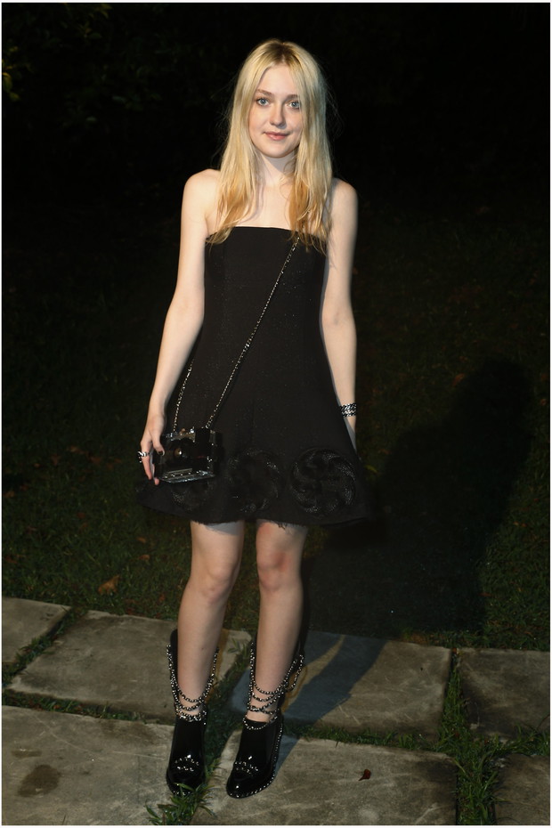 Gwiazdy na pokazie Chanel Cruise 2014 w Szanghaju: Dakota Fanning w sukience Chanel jesień-zima 2013/2014, fot. serwis prasowy