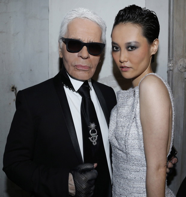 Gwiazdy na pokazie Chanel Cruise 2014 w Szanghaju: Karl Lagerfeld i Rinko Kikuchi, fot. serwis prasowy