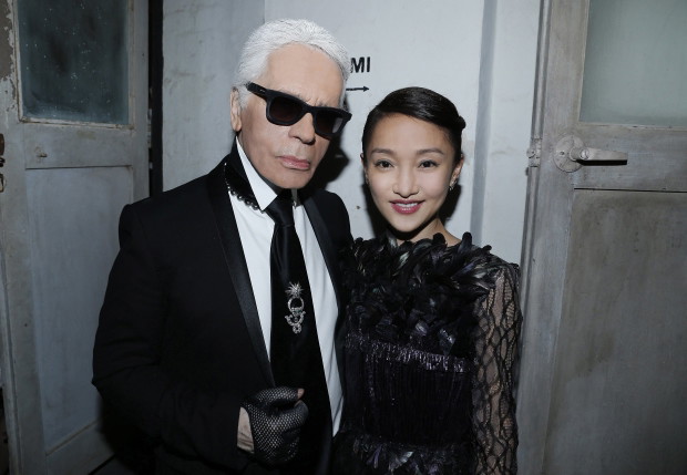 Gwiazdy na pokazie Chanel Cruise 2014 w Szanghaju: Karl Lagerfeld i Zhou Xun, fot. serwis prasowy