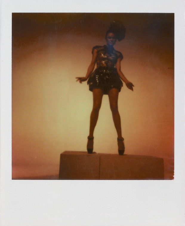 Joanna Zaremska łapie równowagę. Top Model 3, odcinek 10: polaroidy zza kulis sesji, fot. Spark*