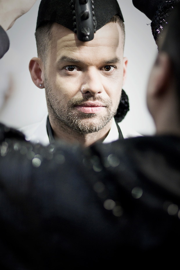 Michał Piróg gotowy do pozowania. Top Model 3, odcinek 10: backstage sesji Rama Shergilla, fot. Agnieszka Taukert dla Spark