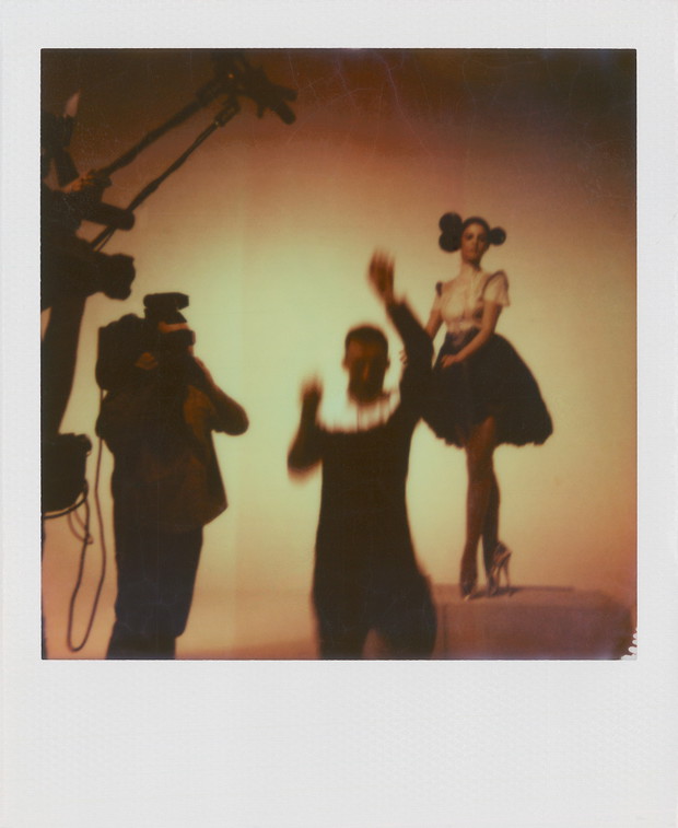 Michał Piróg wbiega w kadr - w tle Justyna Pawlicka. Top Model 3, odcinek 10: polaroidy zza kulis sesji, fot. Spark*