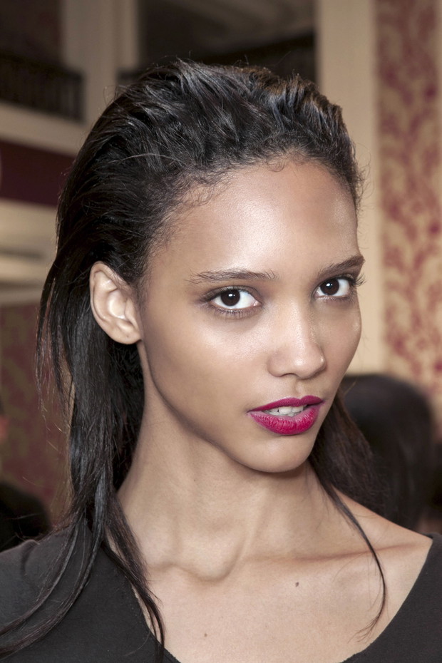Modna fryzura w stylu wet look