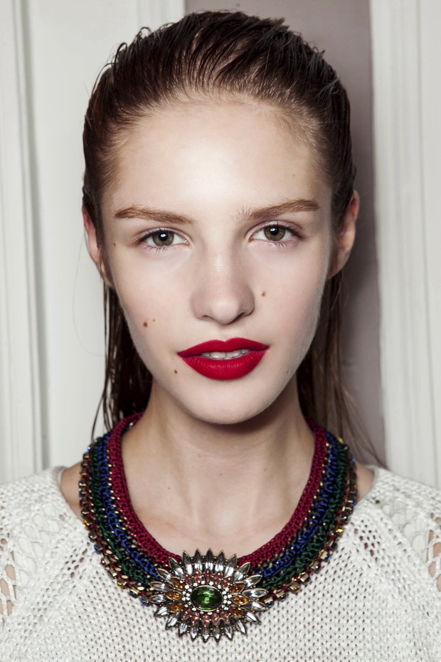 Modna fryzura w stylu wet look