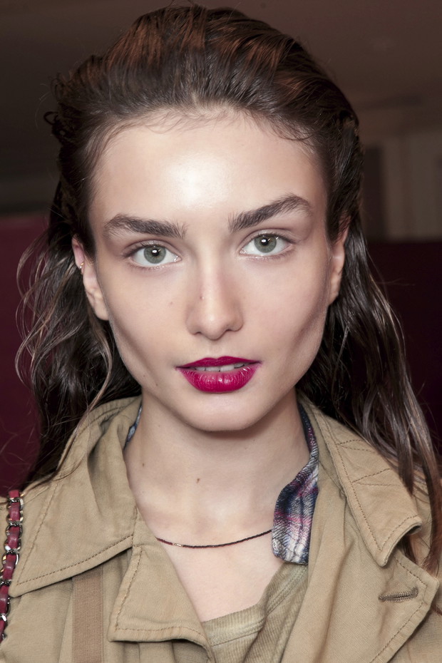 Modna fryzura w stylu wet look