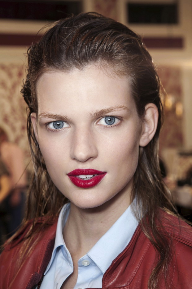 Modna fryzura w stylu wet look