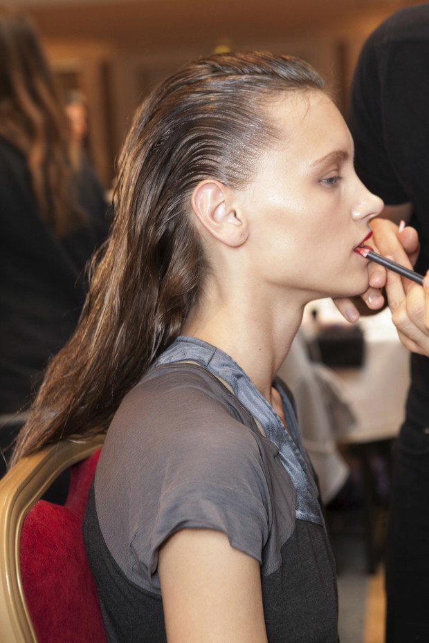 Modna fryzura w stylu wet look