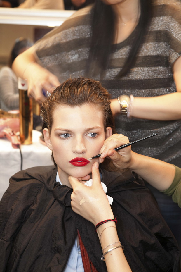 Modna fryzura w stylu wet look