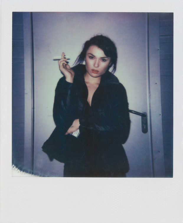 Przerwa na papierosa - Joanna Zaremska Top Model 3, odcinek 10: polaroidy zza kulis sesji, fot. Spark*