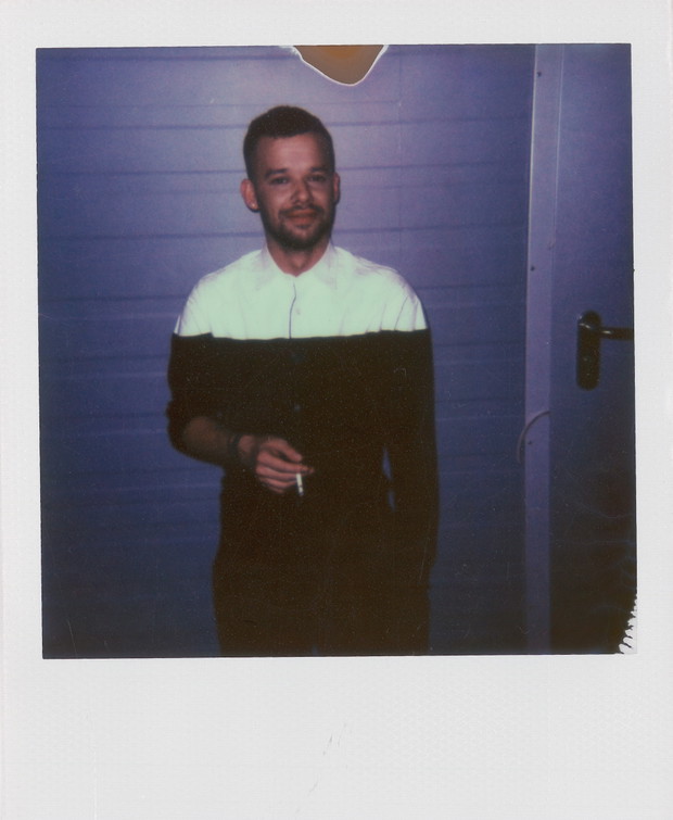 Przerwa na papierosa - Michał Piróg Top Model 3, odcinek 10: polaroidy zza kulis sesji, fot. Spark*