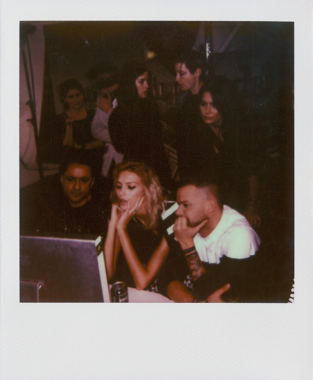 Ram Shergill, Anja i Michał wybierają najlepsze ujęcia. Top Model 3, odcinek 10: polaroidy zza kulis sesji, fot. Spark*