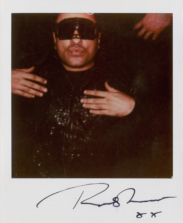 Ram Shergill na planie, zawsze stylowy, zawsze w okularach. Foto z autografem:) Top Model 3, odcinek 10: polaroidy zza kulis sesji, fot. Spark*