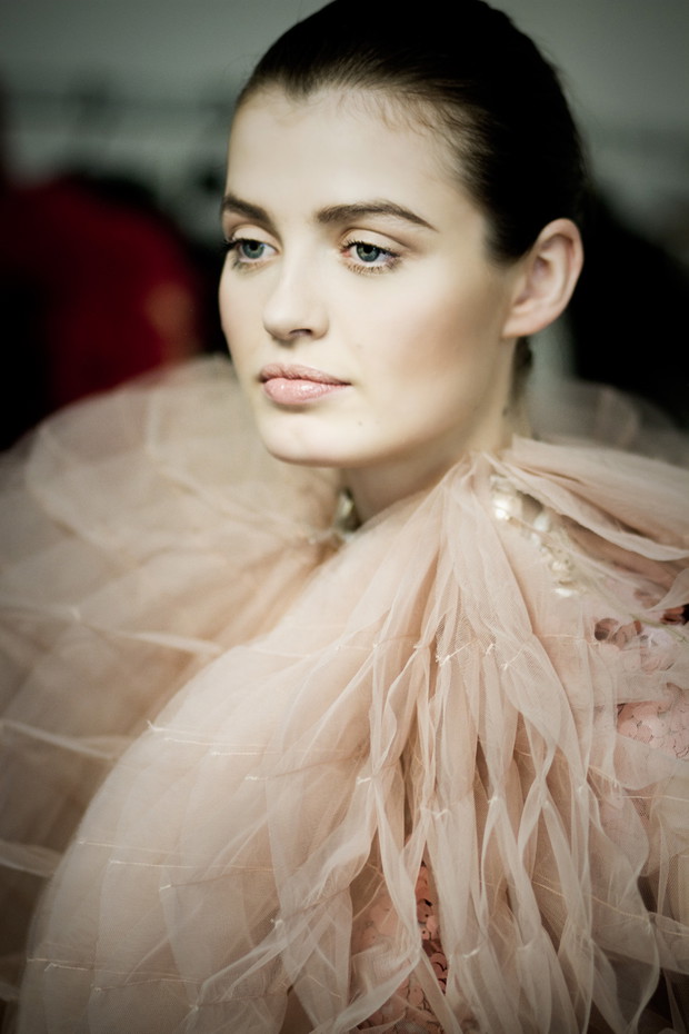 Renata Kurczab w niesamowitej kreacji - przypomina nam rafę koralową. Top Model 3, odcinek 10: backstage sesji Rama Shergilla, fot. Agnieszka Taukert dla Spark