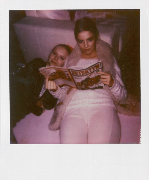 Sensacyjna lektura na planie - Tamara Subbotko i Justyna Pawlicka. Top Model 3, odcinek 10: polaroidy zza kulis sesji, fot. Spark*