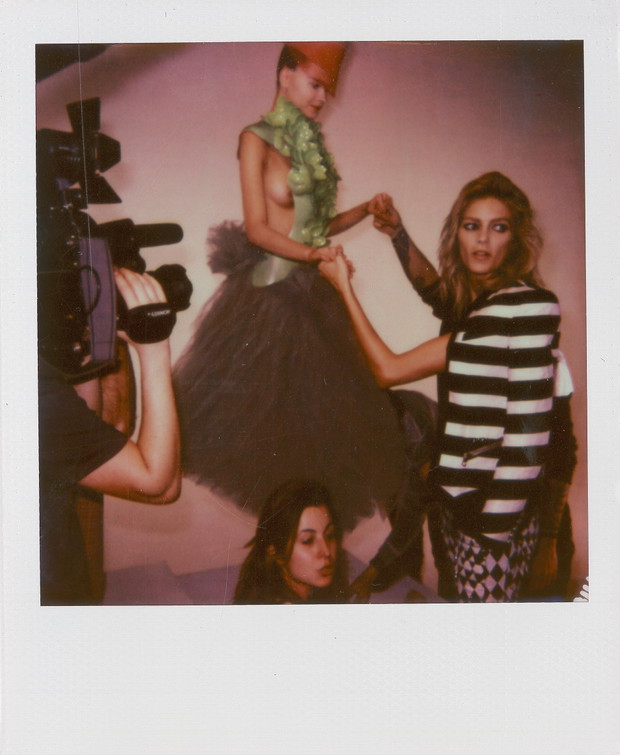 Top Model 3, odcinek 10: polaroidy zza kulis sesji, fot. Spark* Anja Rubik pomaga Klaudii Strzyżewskiej poruszać się w zabójczych balerinkach.