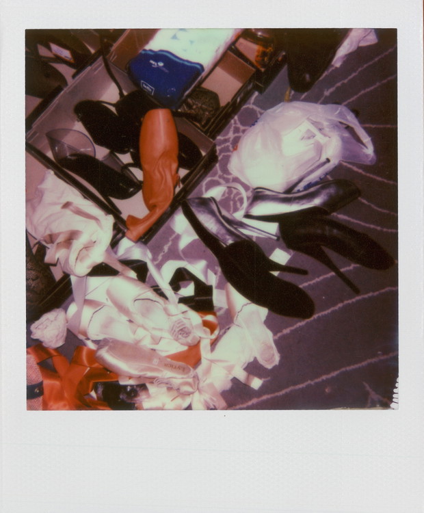 Wyzwanie odcinka - czyli balerinki dla fetyszystów. Dziewczyny będą pozować w butach podobnych do Fetish Ballerine Christiana Louboutin z 2007. Top Model 3, odcinek 10: polaroidy zza kulis sesji, fot. Spark*