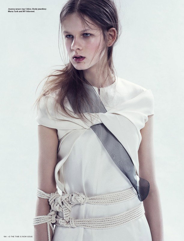 Joanna Tatarka w sesji "Bloom Where You Are Planted”, i-D Summer 2013, fot. Paola Kudacki/skan