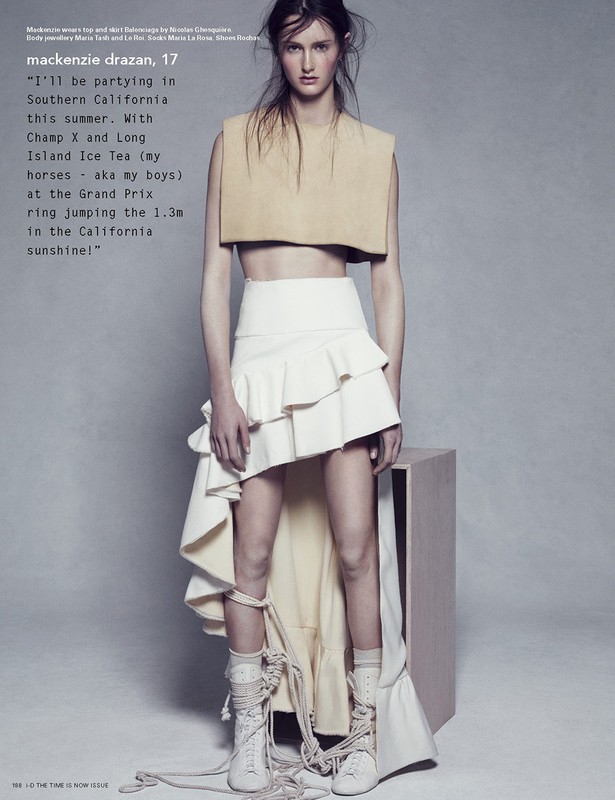 Mackenzie Drazan w sesji Bloom Where You Are Planted”, i-D Summer 2013, fot. Paola Kudacki/skan