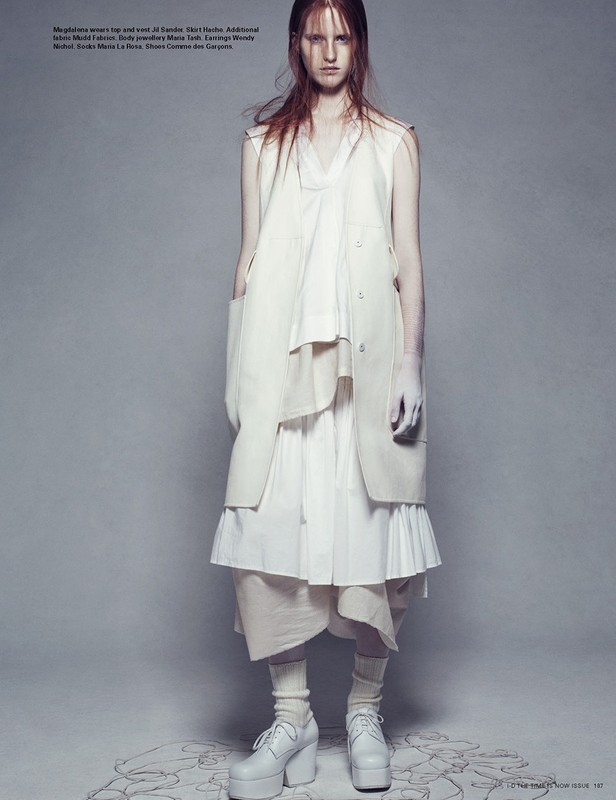 Magda Jasek w sesji Bloom Where You Are Planted”, i-D Summer 2013, fot. Paola Kudacki/skan