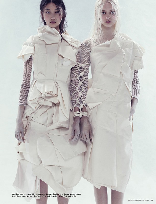 Yue Ning i Nastya Kusakina w sesji Bloom Where You Are Planted”, i-D Summer 2013, fot. Paola Kudacki/skan