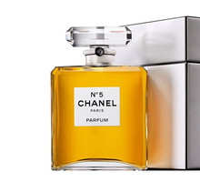 Gigantyczna butelka Chanel za 4.200$