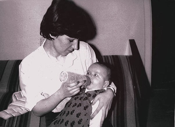 List do Mamy: Sylwia Chutnik, fot. archiwum prywatne Sylwii ChutnikOśmiomiesięczna Sylwia z mamą Grażyną, Warszawa, 1979.