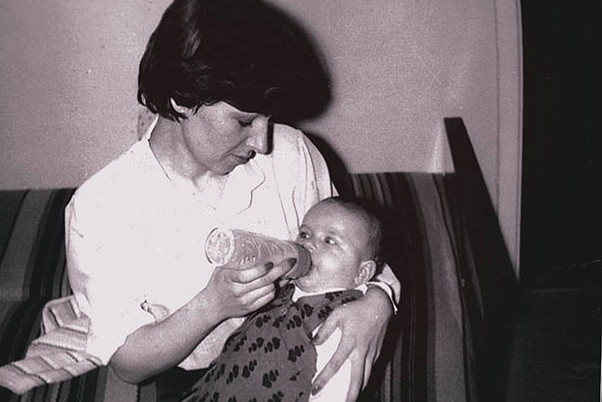List do Mamy: Sylwia Chutnik, fot. archiwum prywatne Sylwii Chutnik
Ośmiomiesięczna Sylwia z mamą Grażyną, Warszawa, 1979.