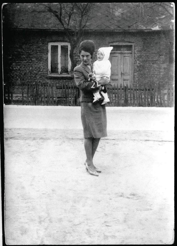 List do Mamy: Robert Kupisz, fot. archiwum prywatne Roberta Kupisza Robert Kupisz z mamą Teresą. Oboje pięknie ubrani. Koniec lat 60.