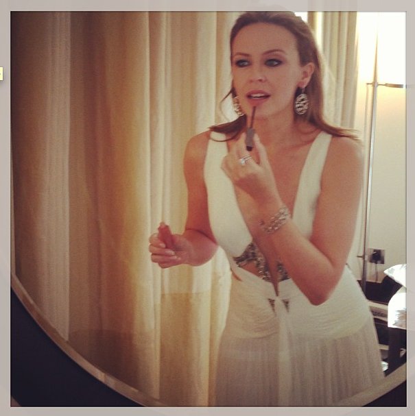 Gwiazdy na Twitterze, Festiwal Filmowy w Cannes 2013: Kylie Minogue #KylieDoesCannes #KM2013 Przygotowania do gali #AmFar!!, fot. instagram