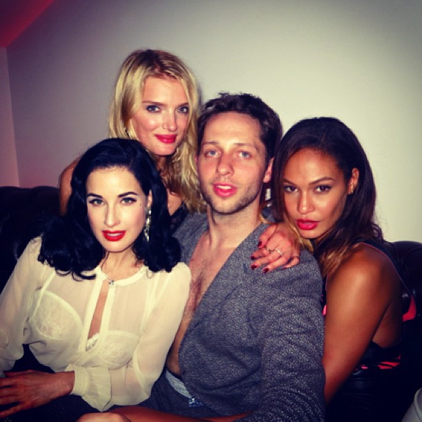 Modelki w Cannes: Joan Smalls w Cannes trzymała się Dereka Blasberga. Tu z Ditą von Teese i Lily Donaldson, fot. Instagram Dereka Blasberga