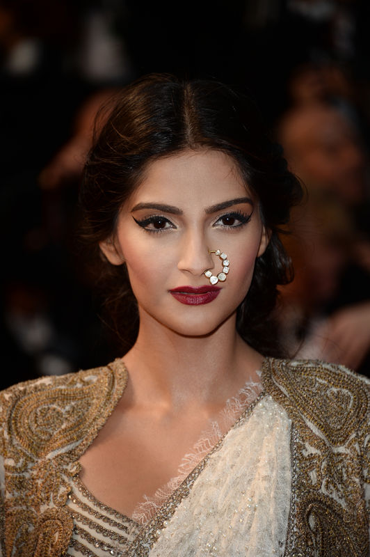 Cannes 2013 - najpiękniejsze fryzury z czerwonego dywanu, Sonam Kapoor, fot. materiały prasowe L