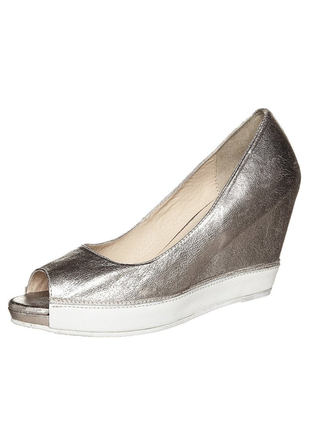 Buty na koturnie - czy są modne w sezonie wiosna-lato 2013?