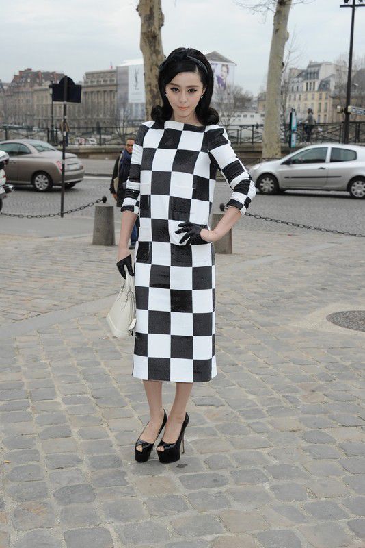 Trendy 2013, paski i szachownica: Fan Bing Bing przed pokazem Louis Vuitton, fot. East News jesień-zima 2013/2014, fot. East News