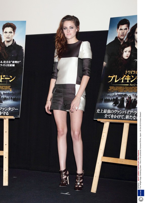 Trendy 2013, paski i szachownica: Kristen Stewart na konferencji prasowej filmu Saga Zmierzch: Przed Świtem, cz. 2 w Japonii, fot. East News