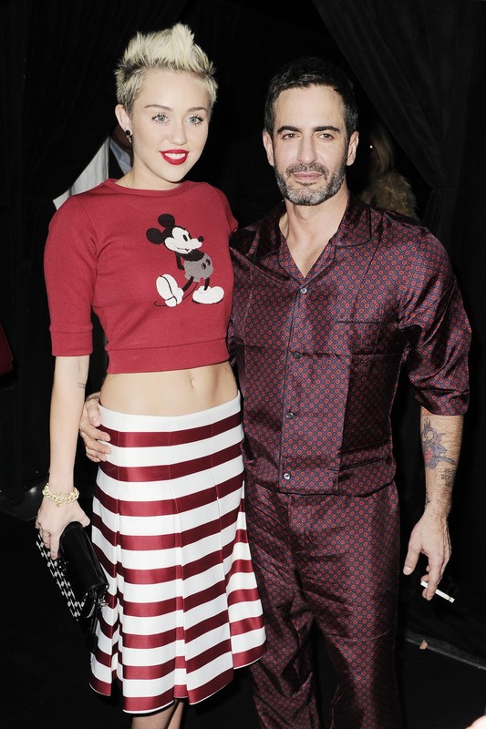 Trendy 2013, paski i szachownica: Miley Cyrus po pokazie Marc Jacobs jesień-zima 2013/2014, fot. East News