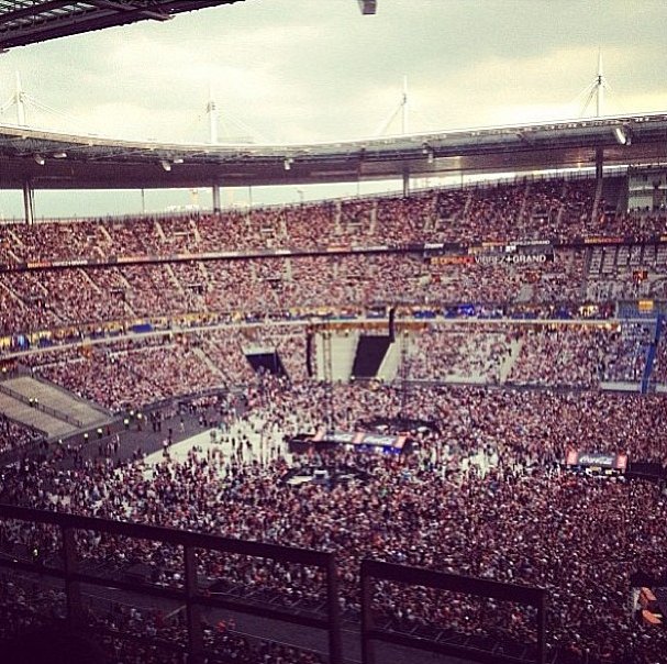 Rihanna w Paryżu - relacja Instagram. #STADIUMSTATUS #STADEdeFRANCE #Paris #PaRIH #WeMakeThisLookEasy #Foreign #FromTheLeftSideOfAnIsland #IfYouACounterfeitHeauxYouNotGonLikeThis #LetItBeLegit #BoutDatStadiumLife #LetMyDickHangLow #SorryButIHadTo #Haterz