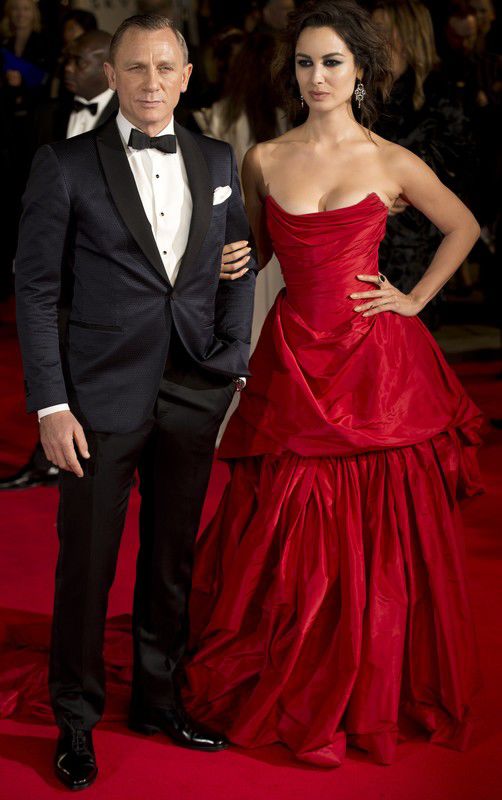 Czerwone sukienki gwiazd: Daniel Craig (w smokingu Toma Forda) i Berenice Marlohe (w sukni Vivienne Westwood) na premierze Skyfall, fot. East News