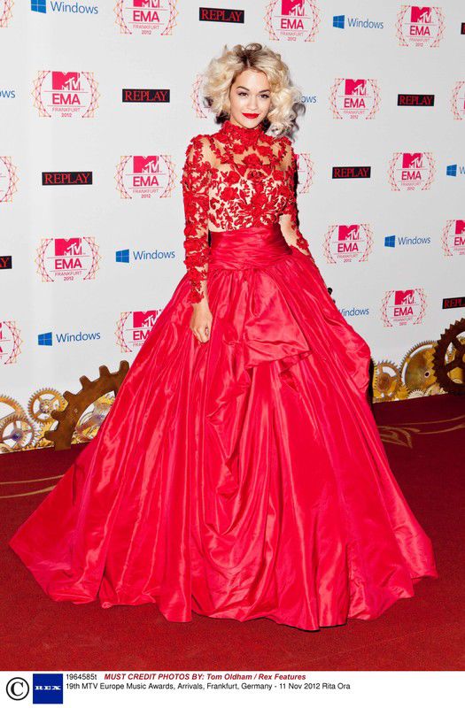 Czerwone sukienki gwiazd: Rita Ora w sukni Marchesa na gali MTV EMA 2012, fot. East News
