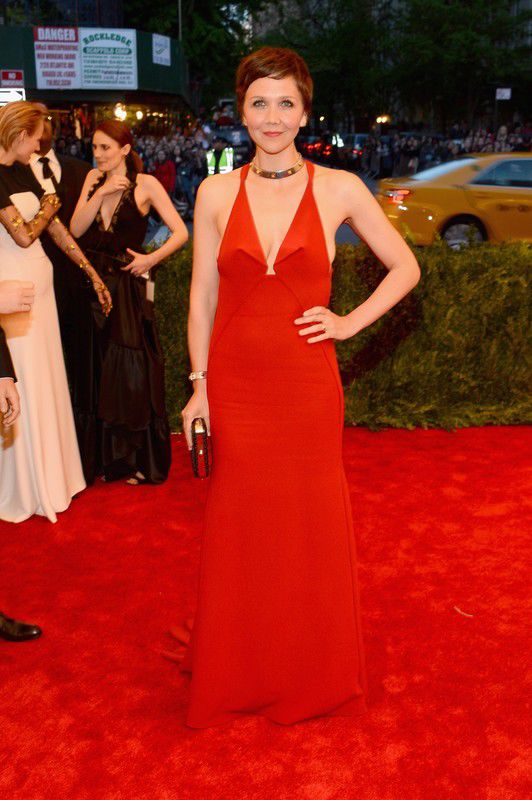 Czerwone sukienki gwiazd: Maggie Gyllenhaal na Met Gala 2013, fot. East News