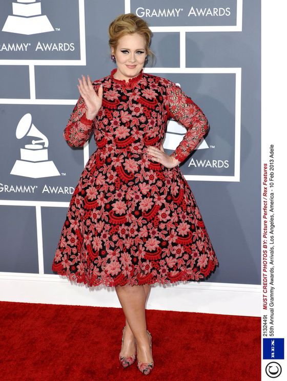 Czerwone sukienki gwiazd: Adele w sukni Valentino Couture na rozdaniu nagród Grammy 2013, fot. East News