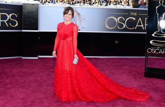 Czerwone sukienki gwiazd: Sally Field w sukni Valentino Couture na rozdaniu Oscarów 2013, fot. East News